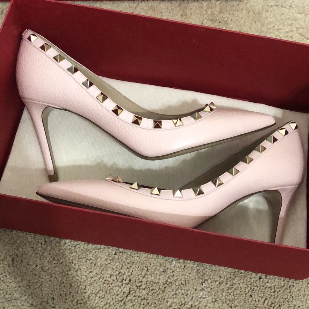 Valentino Garavani Rockstud Matte Leather Pumps In Light Pink